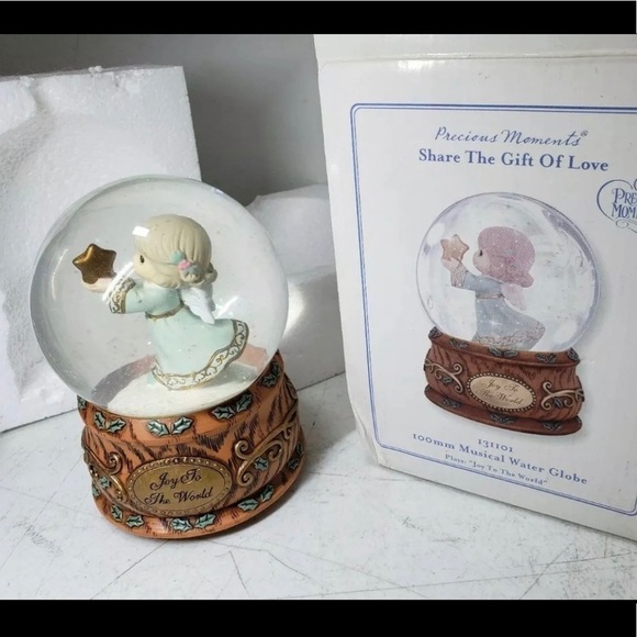 Precious moments snow globe - Picture 1 of 6